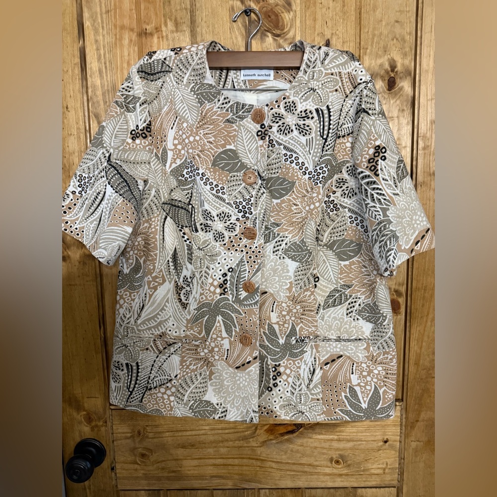 Classic short-sleeve blazer or jacket from the brand Kenneth Mitchell.